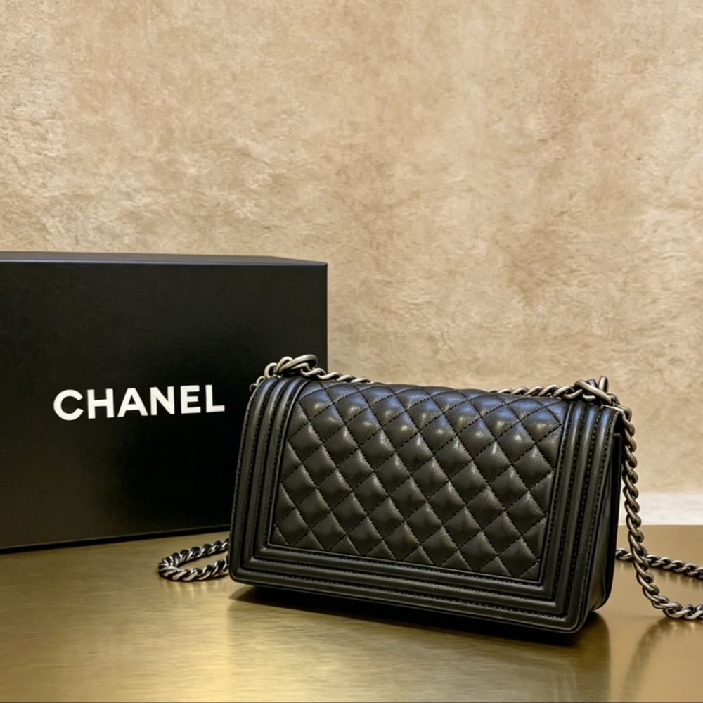 Chanel Boy Medium in Quilted Lambskin - Picture 3 of 6